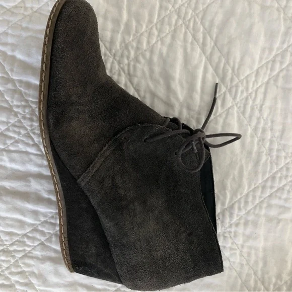Great condition Franco Sarto Women’s Sz 9 Gray Suede Wedge Heel Lace-Up Booties - Picture 7 of 12